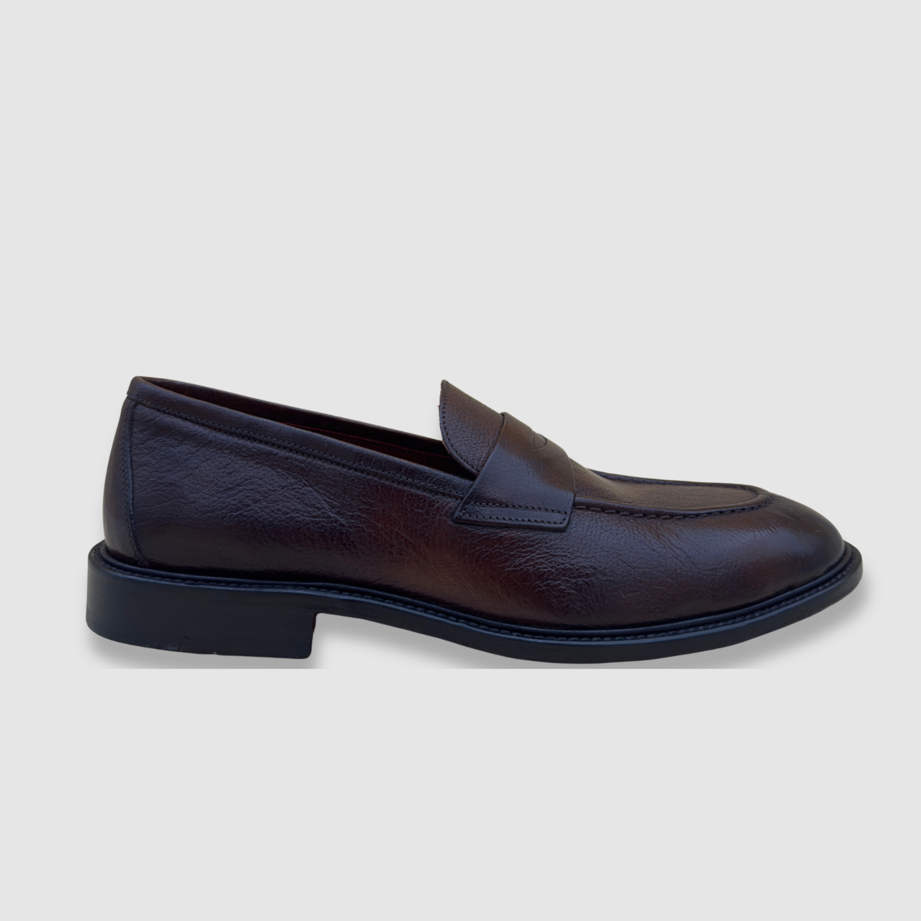 Mocassin homme en cuir buffle pleine fleur acajou fabriqué à la main en Italie vue face