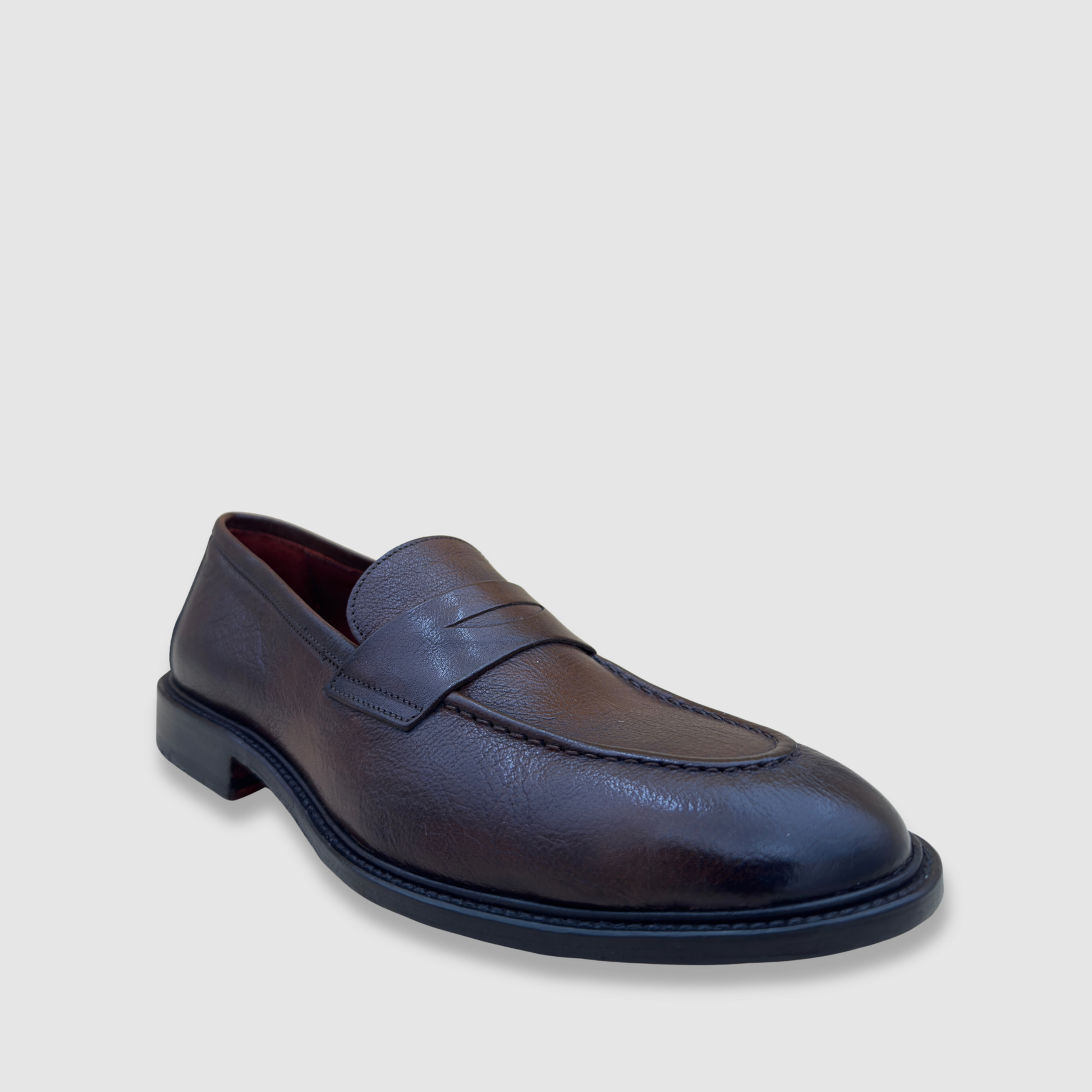 Détail couture main mocassin homme cuir buffle acajou style penny loafer italien