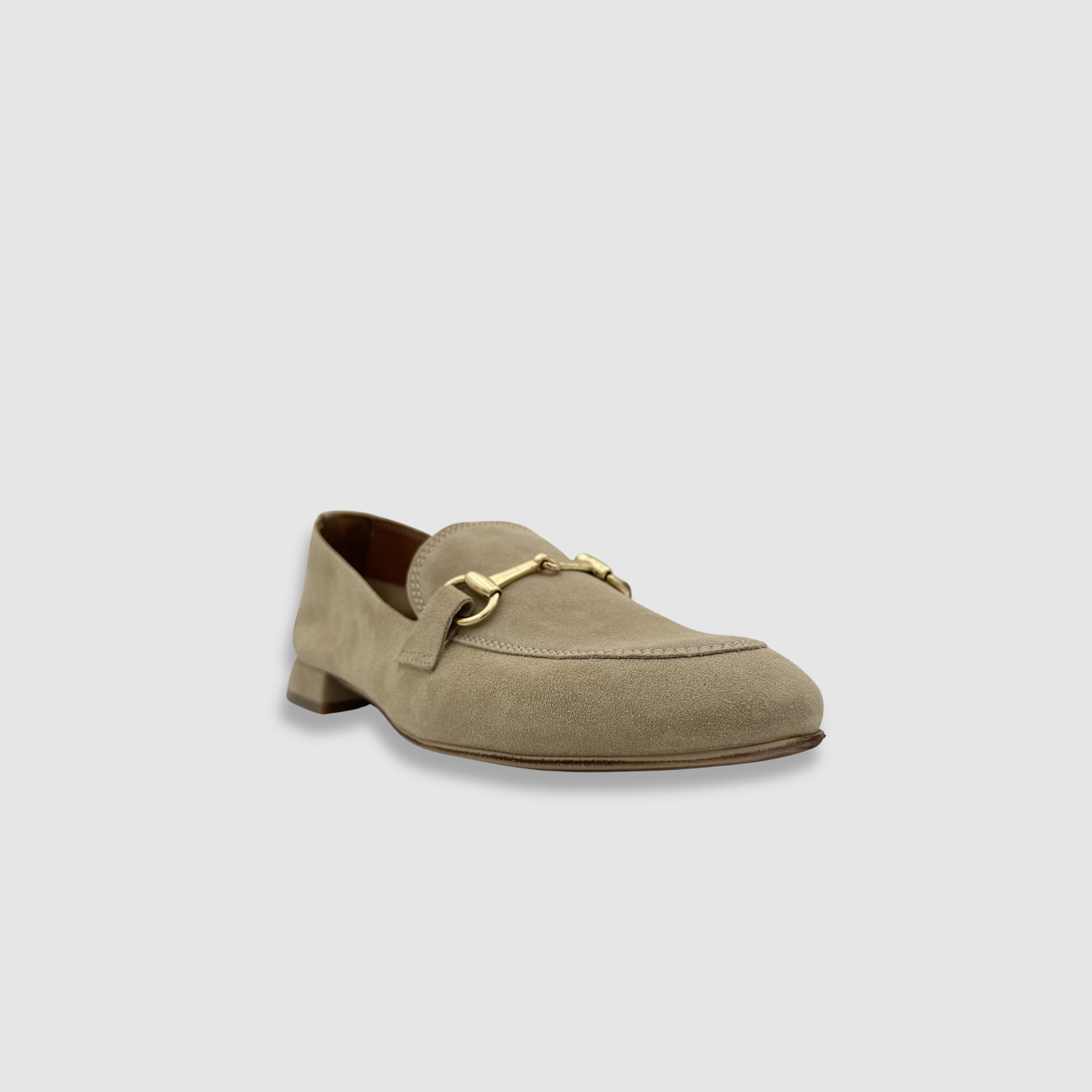 Mocassins beige suède mors doré angle mettant en valeur le design
