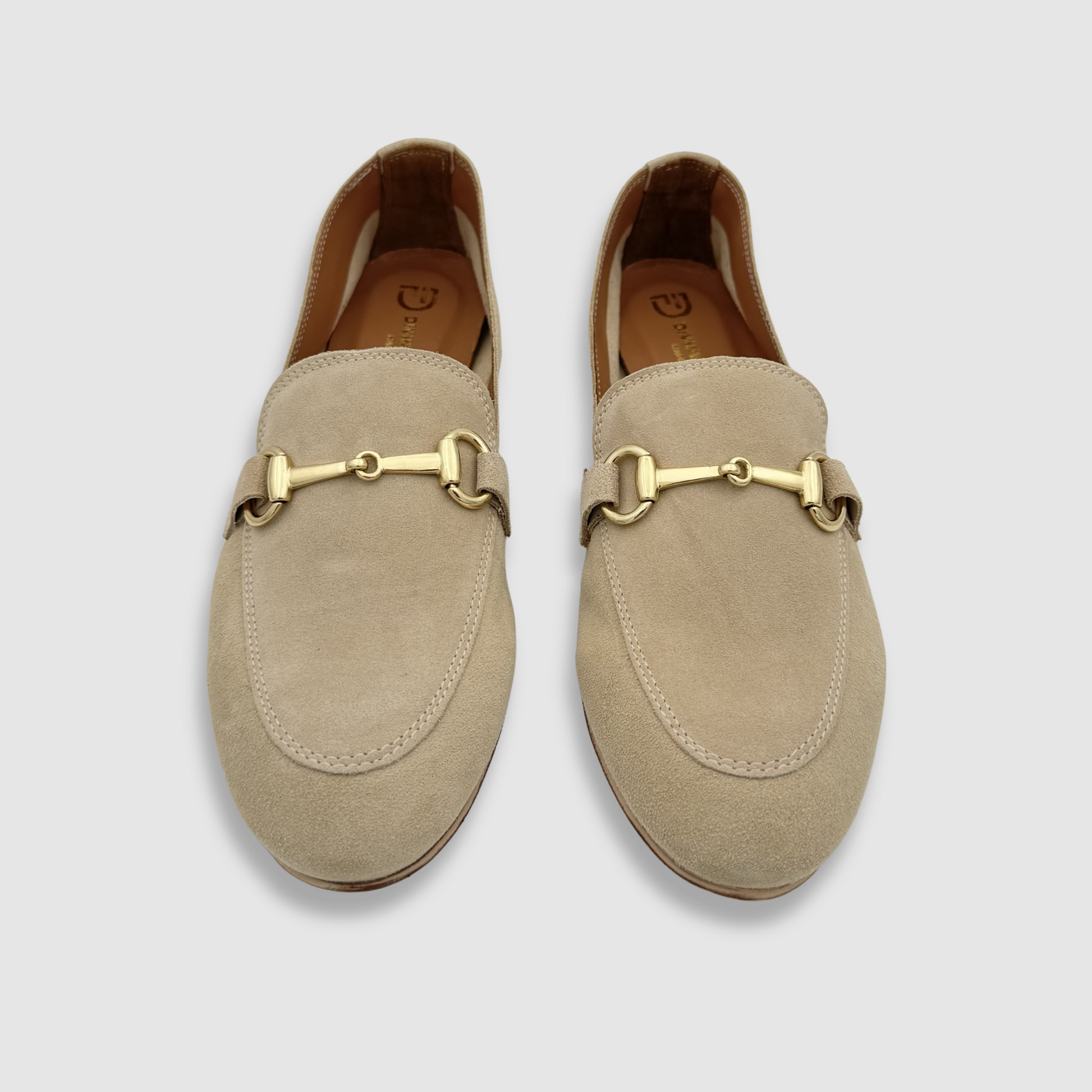 Mocassins femme beige suède avec mors doré vue de face élégante