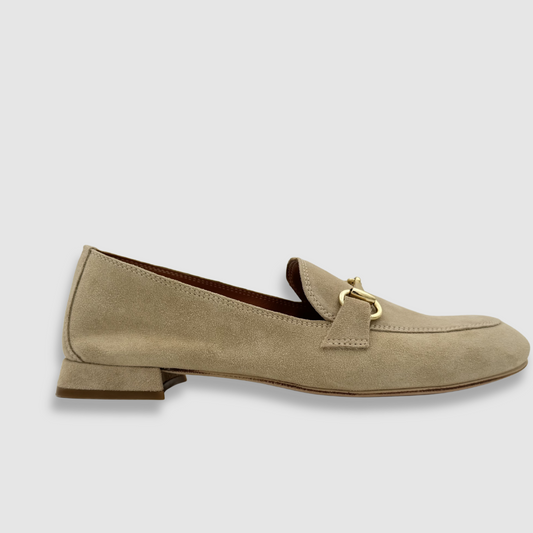 Mocassins beige suède profil avec talon bas confortable