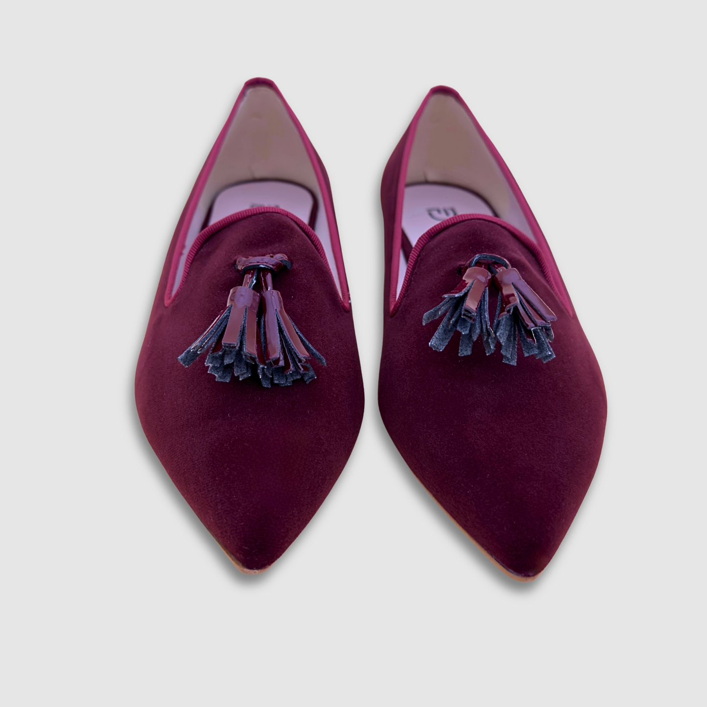 Détail pampilles mocassins velours bordeaux femme finition élégante