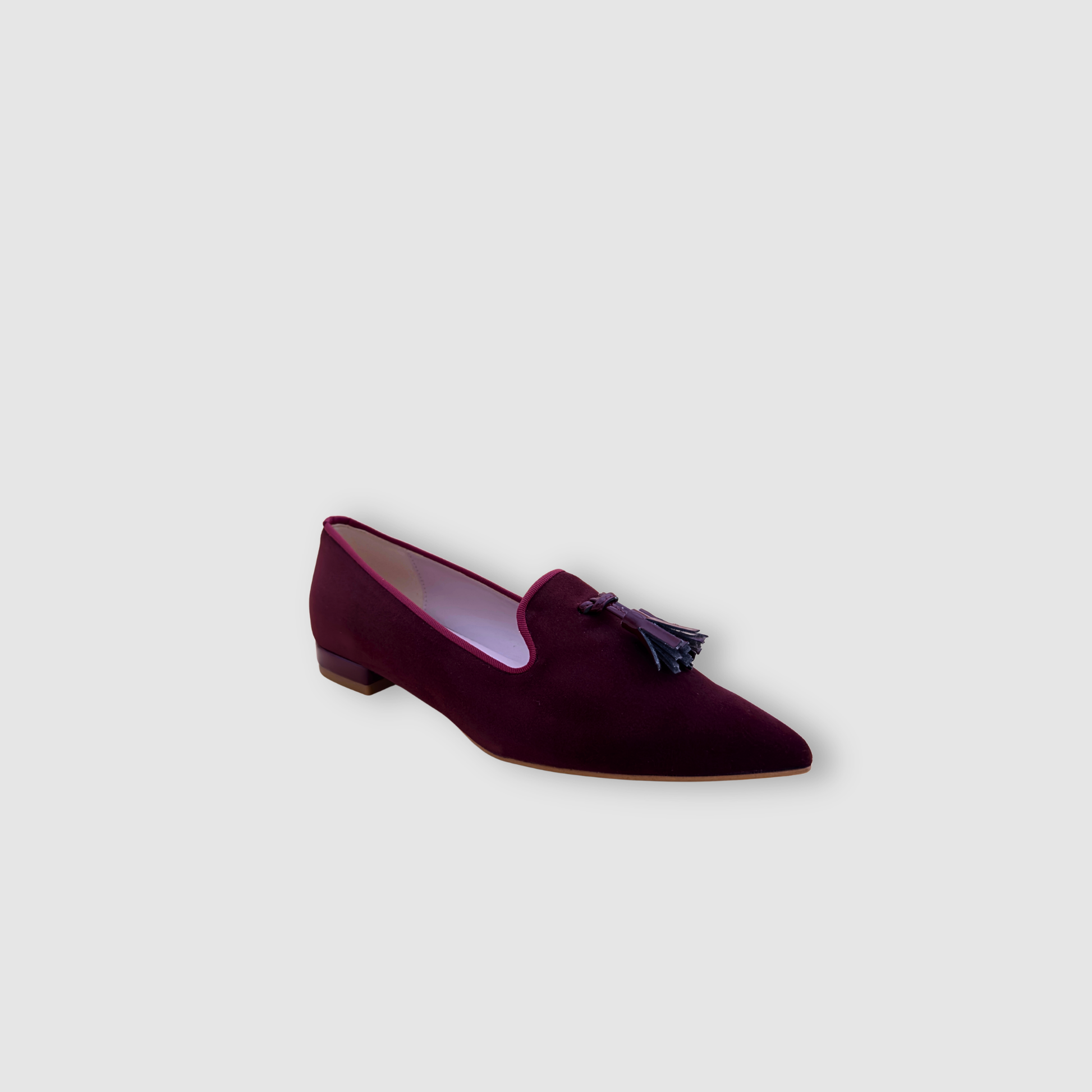Profil mocassins femme velours bordeaux silhouette fine élégante