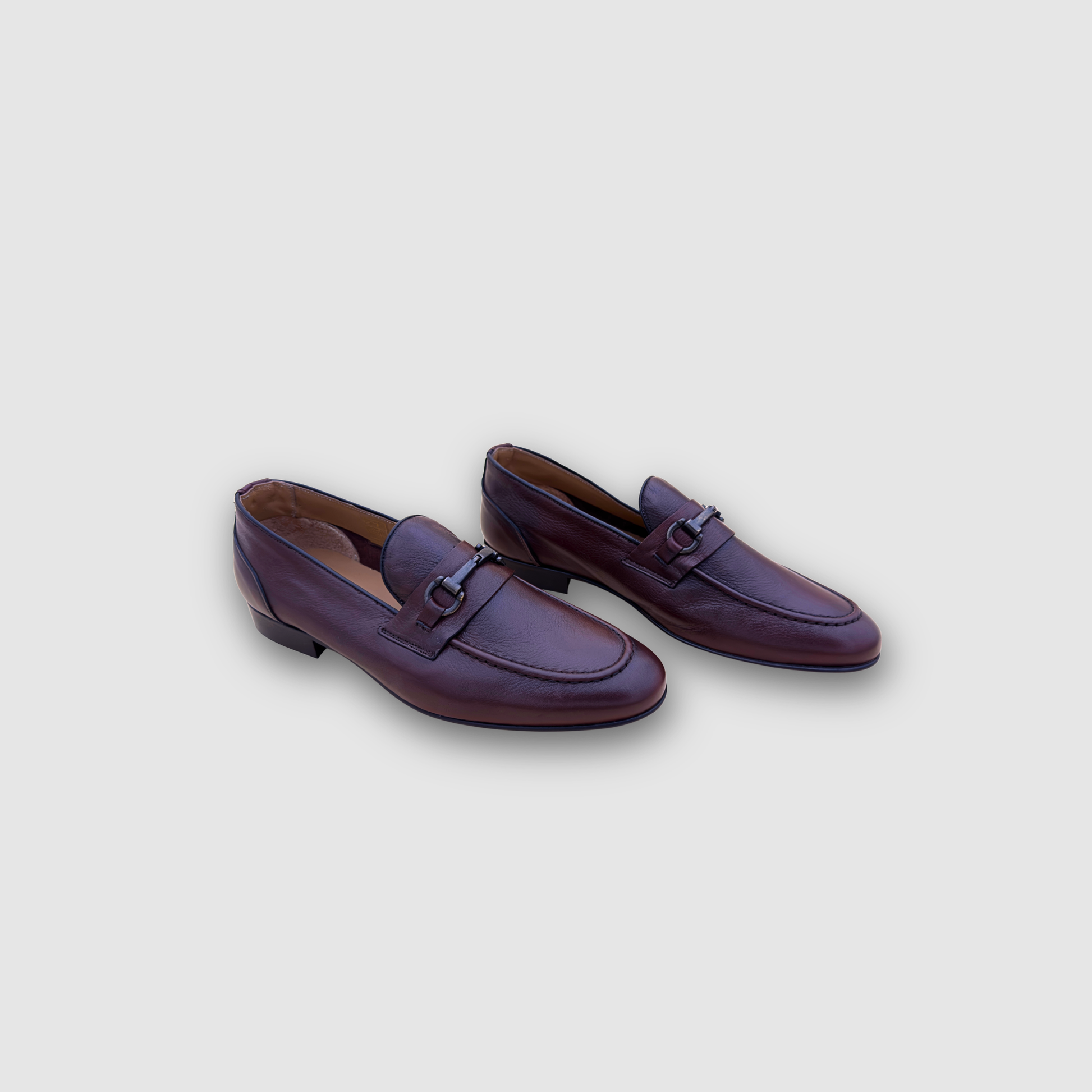 paire mocassins cuir marron foncé homme angle perspective élégante