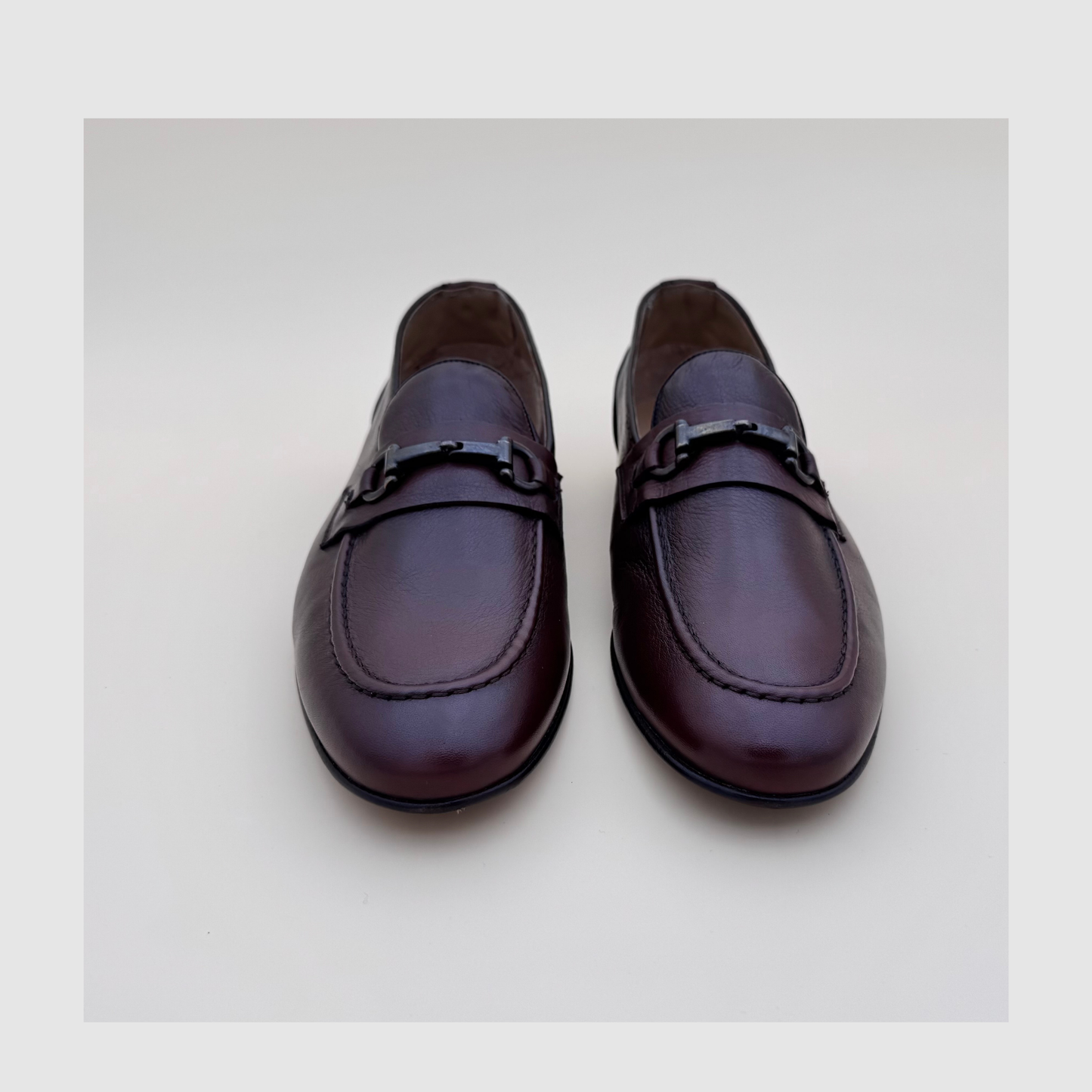 mocassins homme cuir marron foncé avec mors métallique vue face élégante