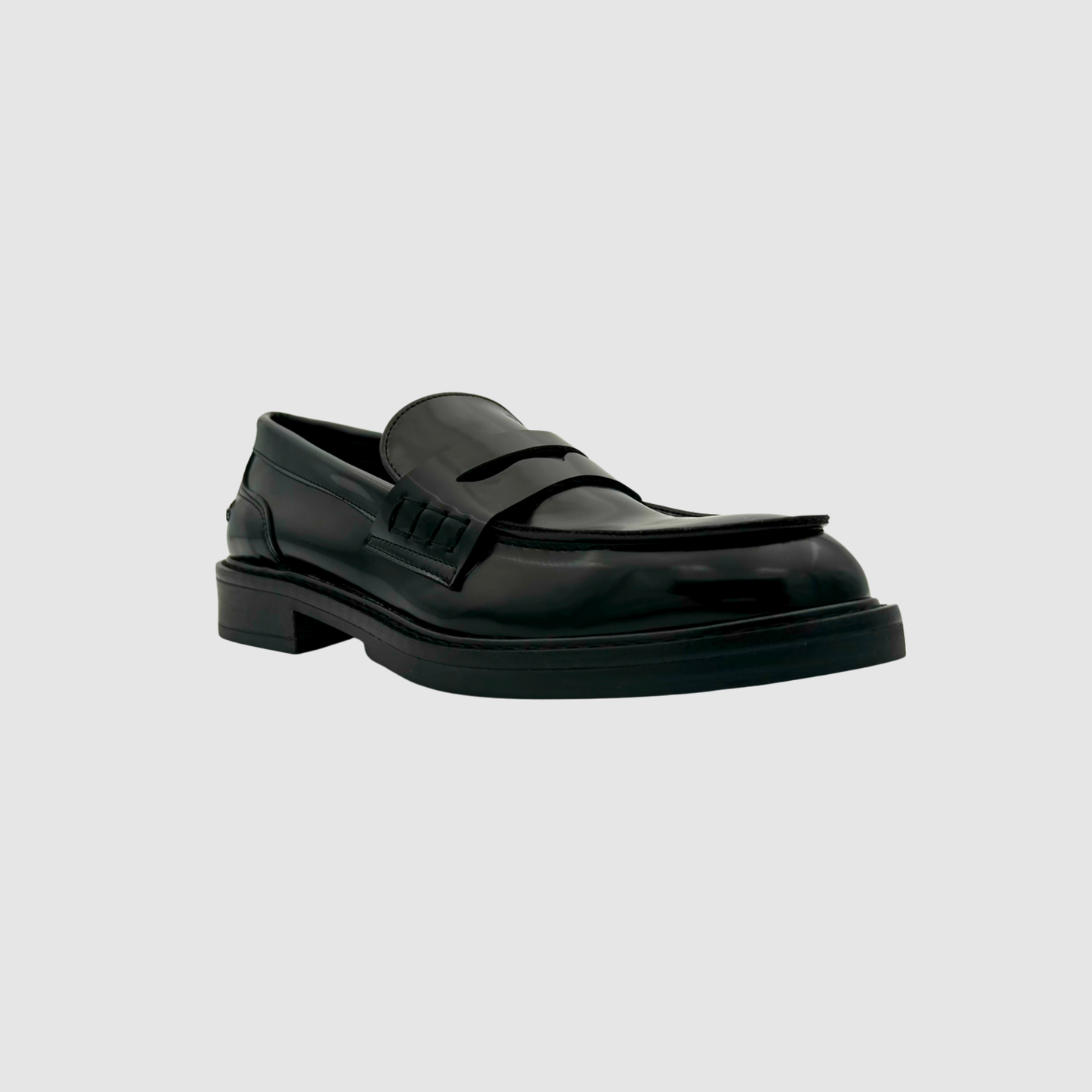 Mocassins noirs femme cuir brillant faits main vue perspective élégante