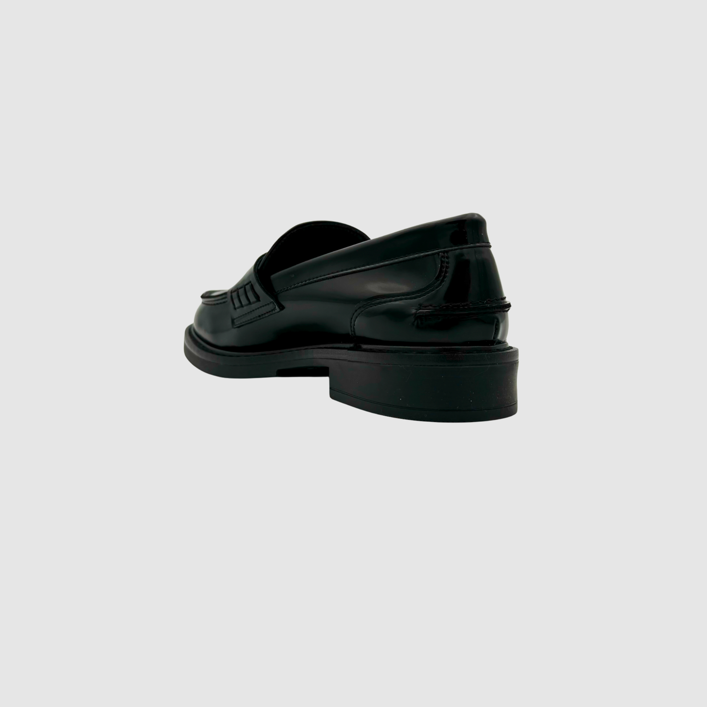 Vue arrière mocassins noirs femme faits main finition cuir premium