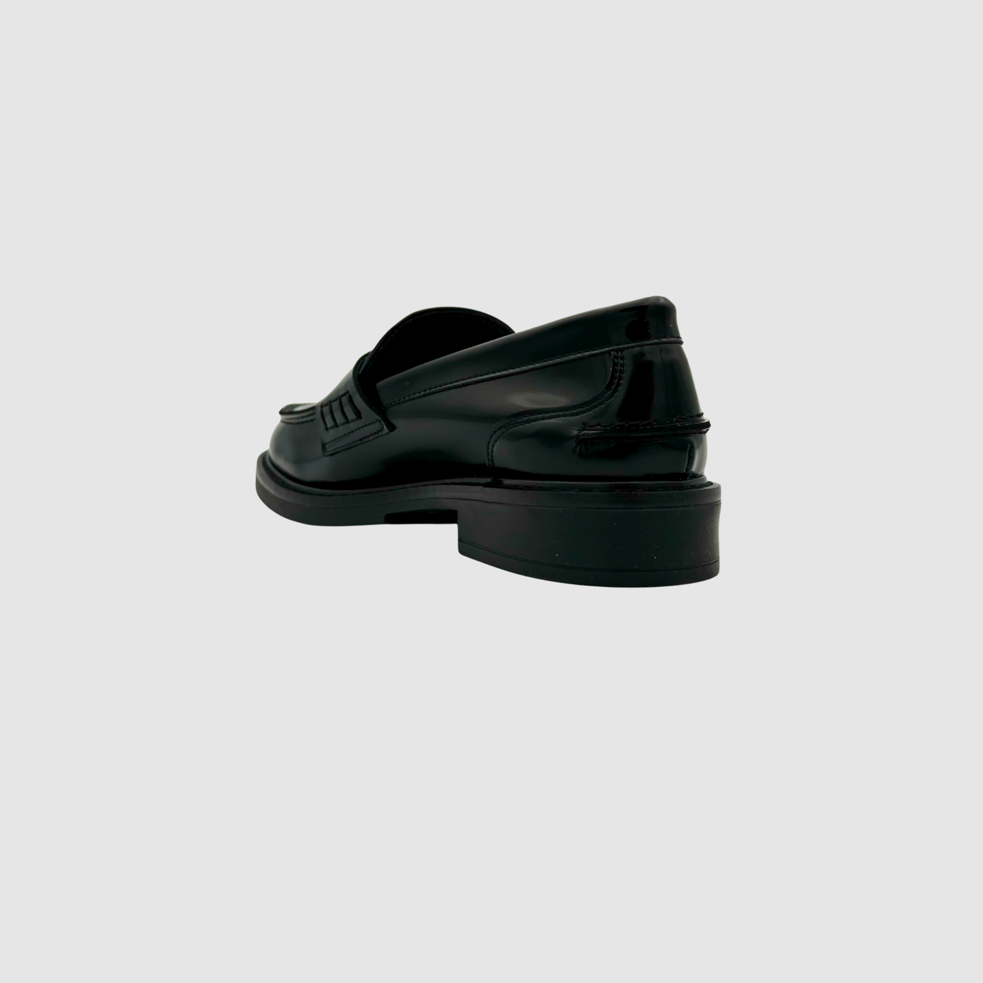 Vue arrière mocassins noirs femme faits main finition cuir premium