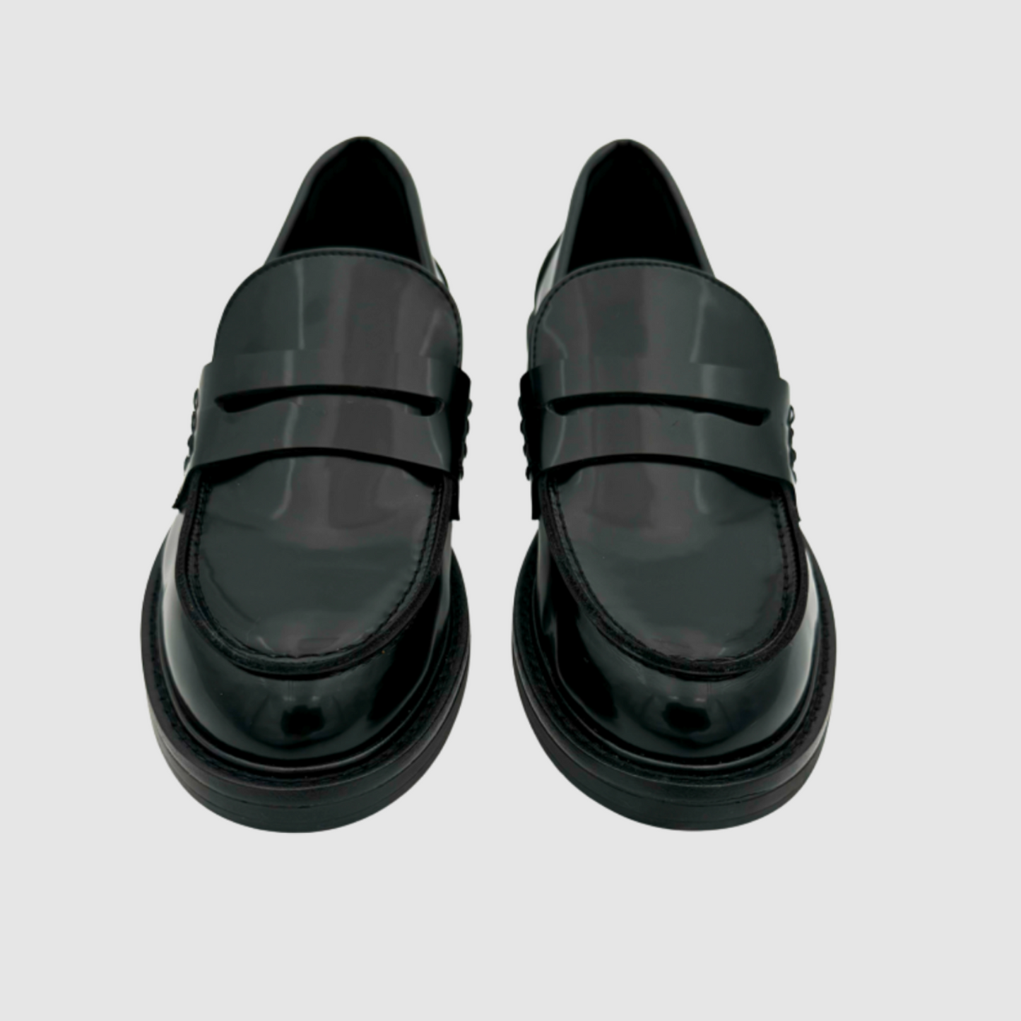 Mocassins noirs femme faits main en cuir brillant vue de face élégante