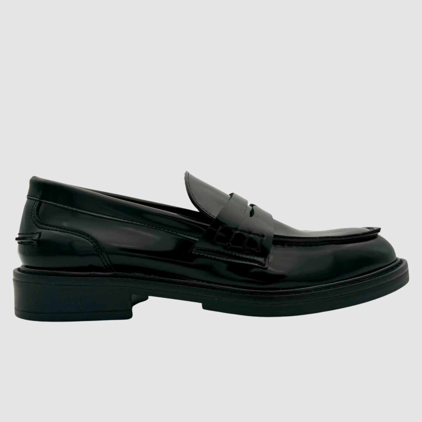Profil mocassins noirs femme cuir brillant fabrication artisanale