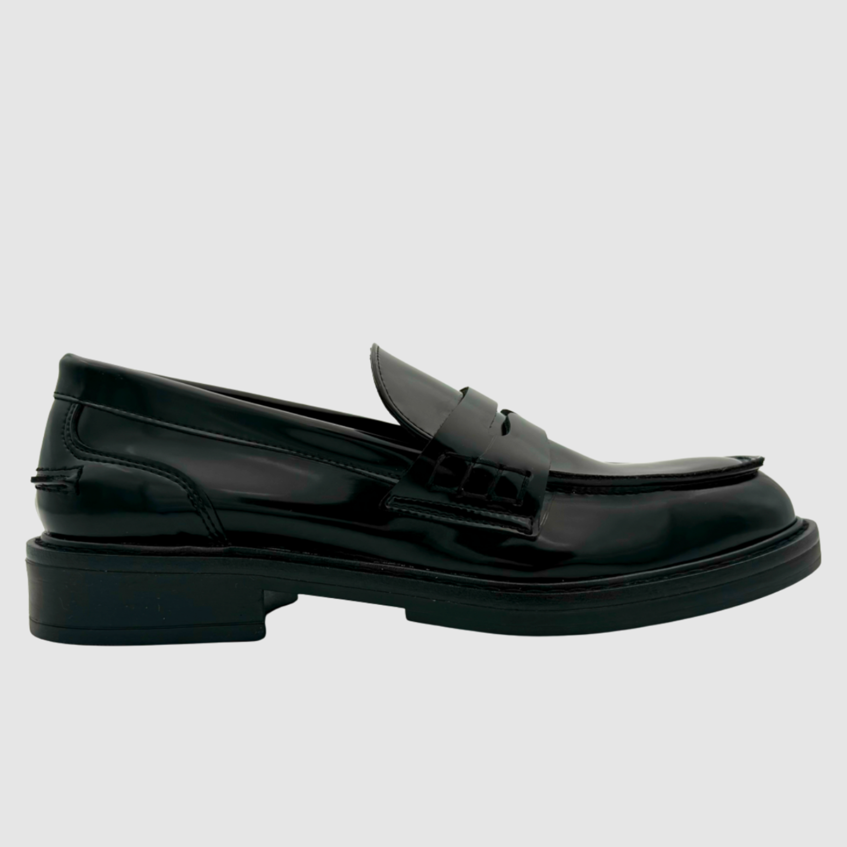 Profil mocassins noirs femme cuir brillant fabrication artisanale