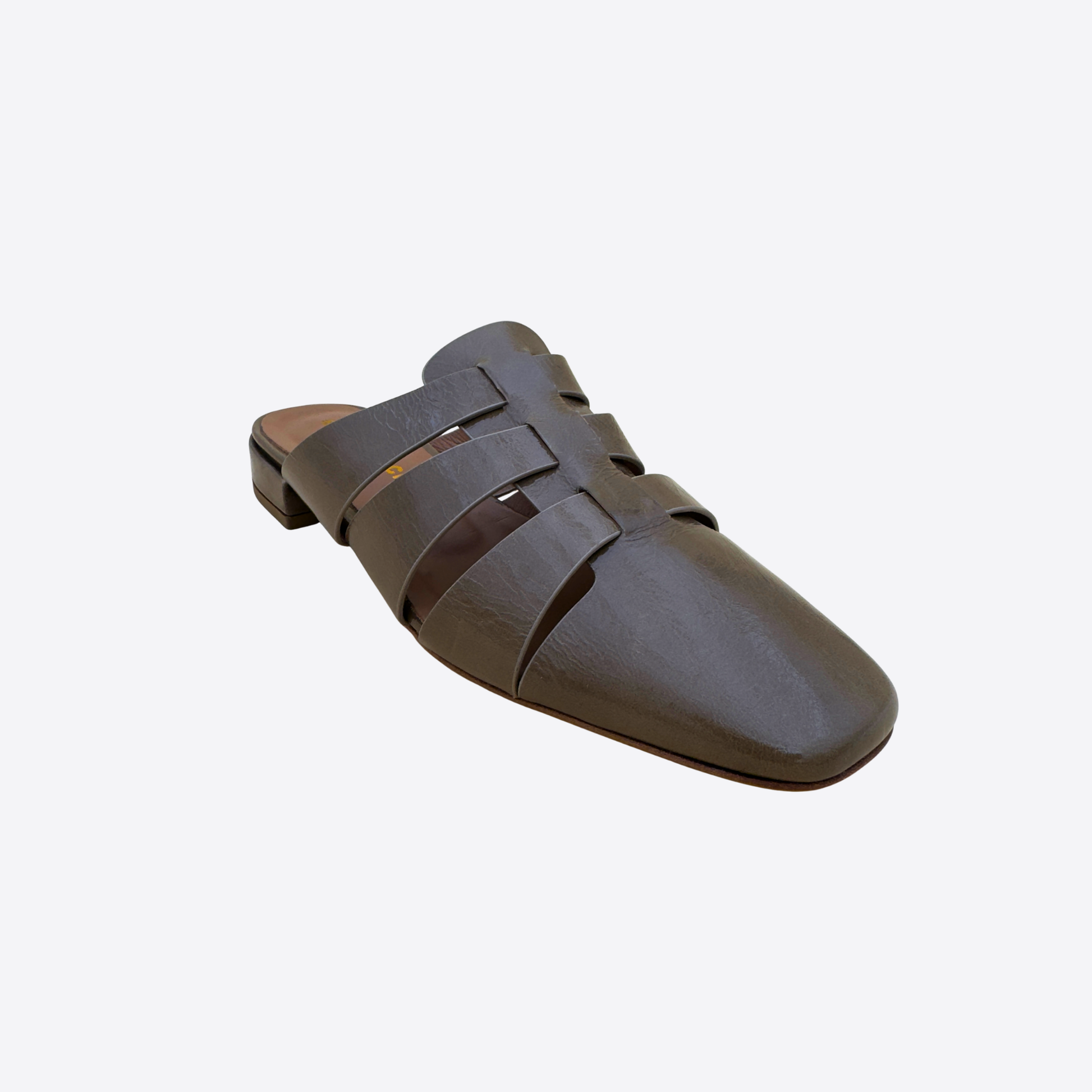Mule femme en cuir taupe vernis, finition brillante et design moderne