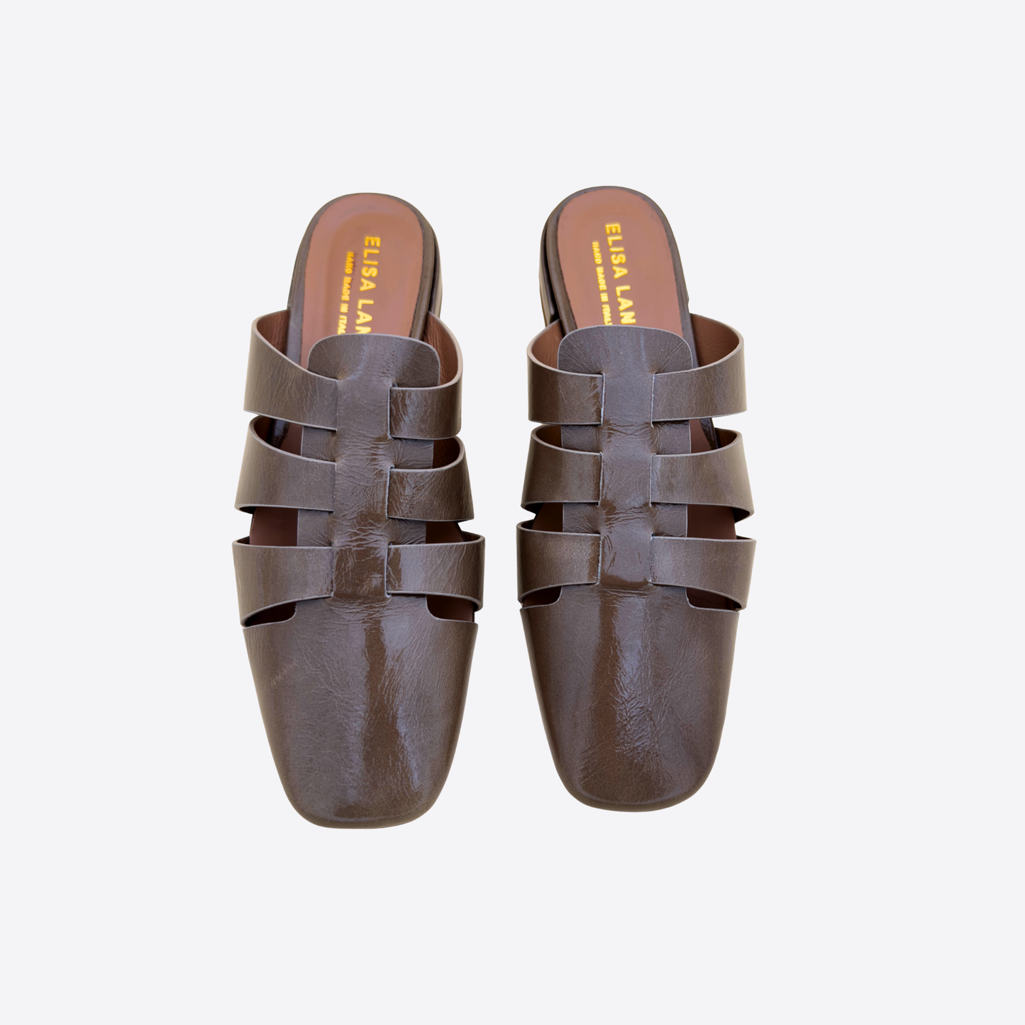 Paire de mules femme taupe vernis, style chic et minimaliste
